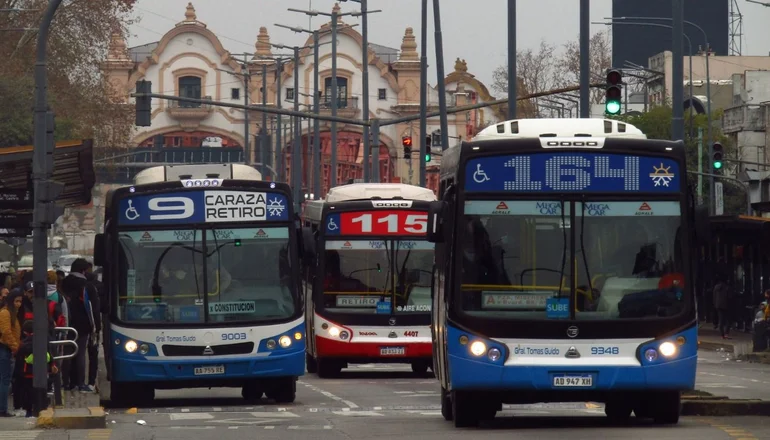 Colectivos: el Gobierno adelantó subsidios a empresarios que negocian para evitar el paro