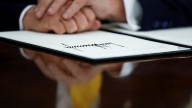 Las embajadas de EEUU piden a sus proveedores que cumplan la prohibición de Trump sobre diversidad