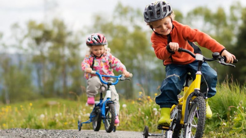 Niños andando en bicicleta