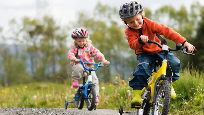 Niños andando en bicicleta