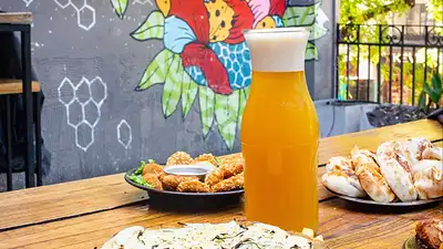 Pizza y cerveza. Pizza y cerveza.