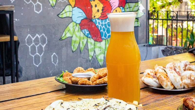 Pizza y cerveza.