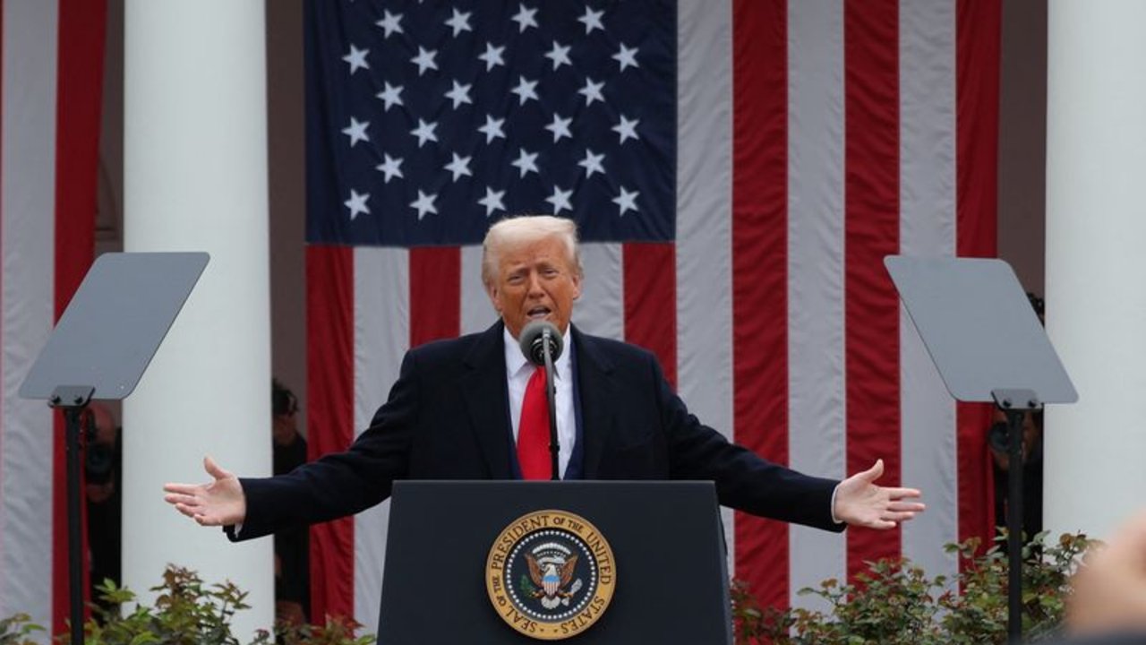 Aprobación de Trump cae al 43%, la más baja desde que volvió al poder: sondeo Reuters/Ipsos