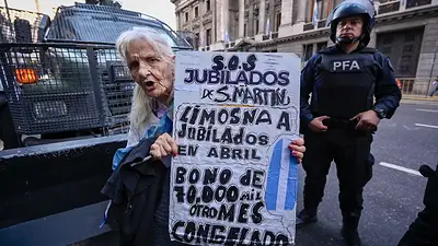 Reprimieron con gases a jubilados, periodistas y ex combatientes en el Congreso Reprimieron con gases a jubilados, periodistas y ex combatientes en el Congreso