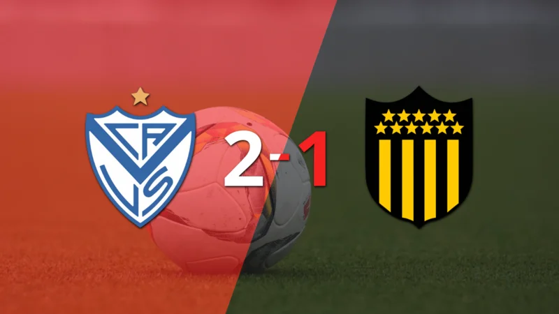 Vélez supera por 2-1 a Peñarol con gol agónico tras dar vuelta el partido