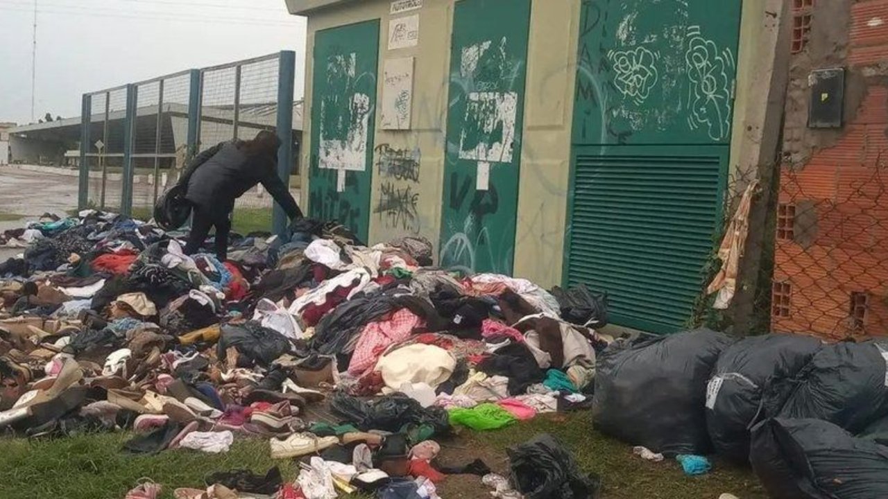 Bahía Blanca: indignación en redes por supuestas donaciones tiradas en un basural