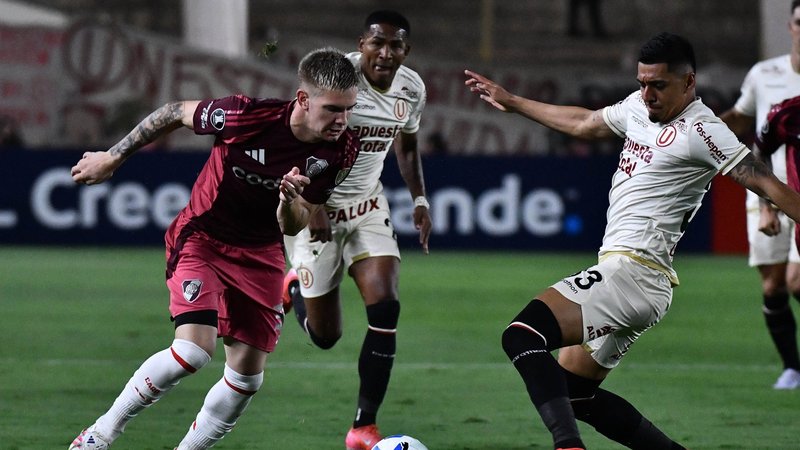 River le ganó sufriendo a Universitario en Lima