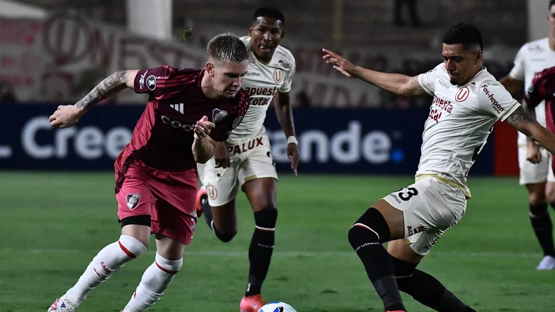 River le ganó sufriendo a Universitario en Lima