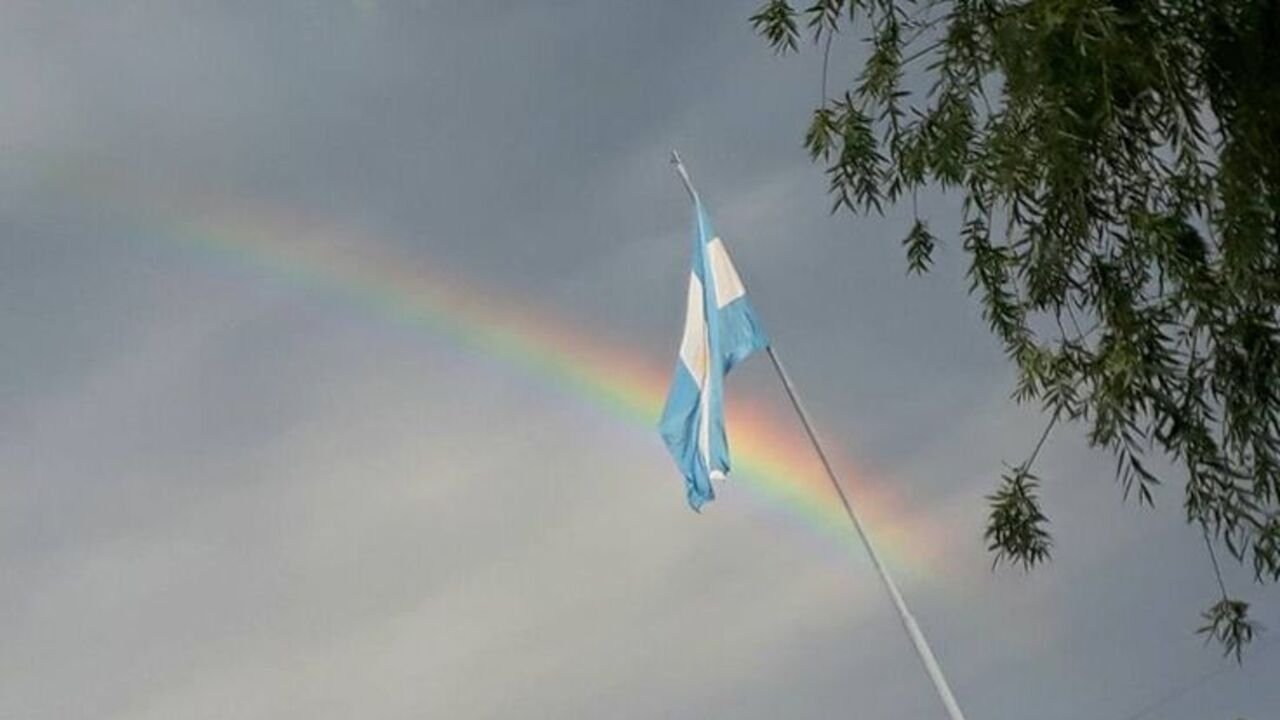 Arcoìris y la bandera de Argentina