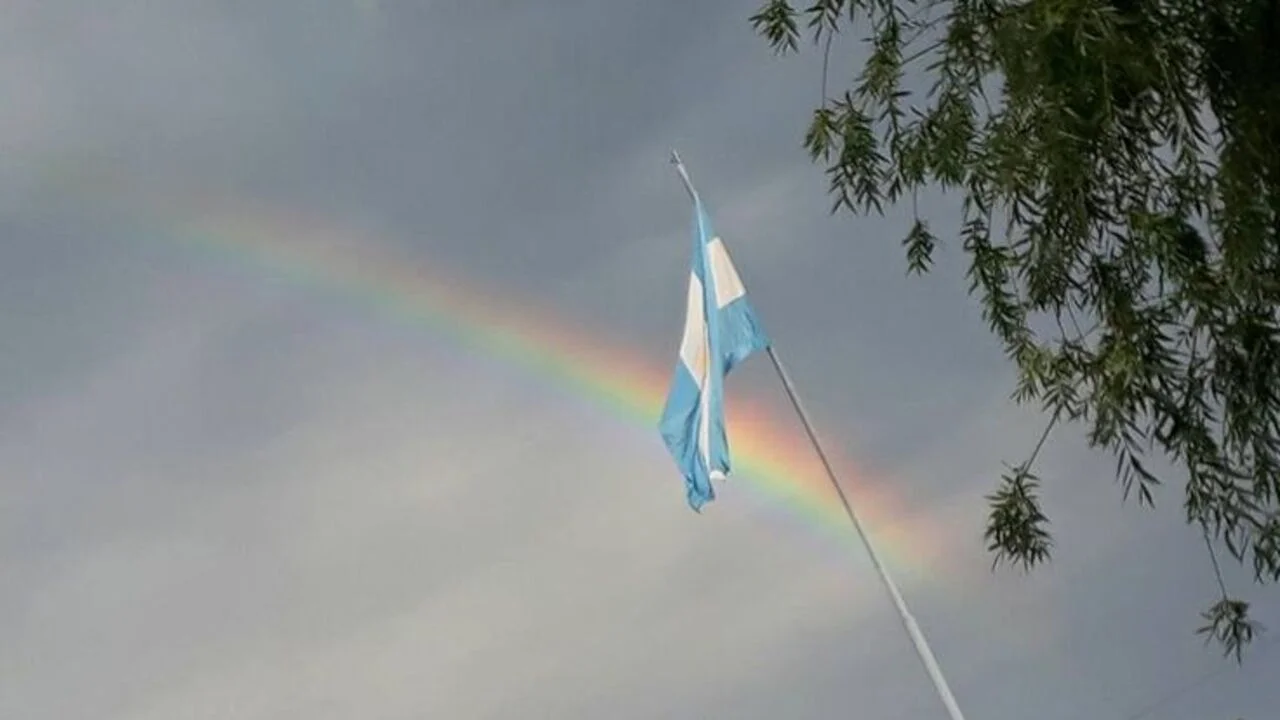 Arcoìris y la bandera de Argentina