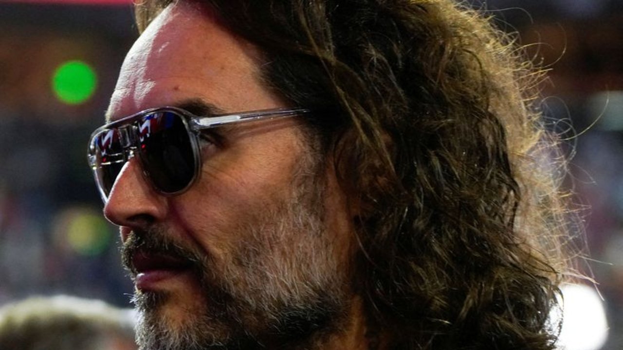 Policía británica acusa al cómico Russell Brand de violación y agresiones sexuales