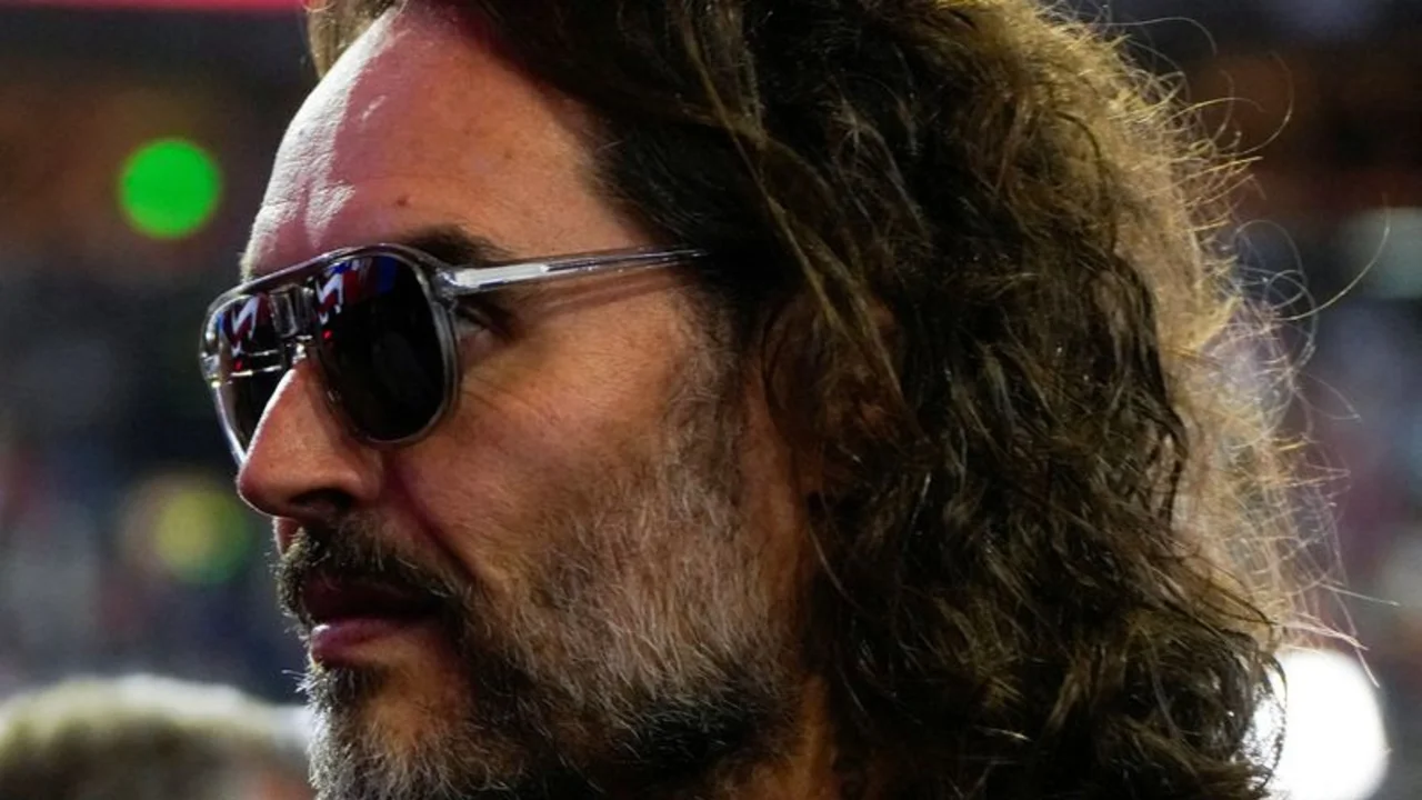 Policía británica acusa al cómico Russell Brand de violación y agresiones sexuales