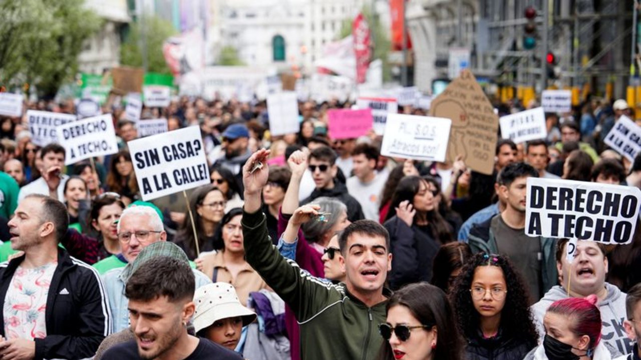 Manifestantes protestan en toda España contra la crisis inmobiliaria y los pisos turísticos