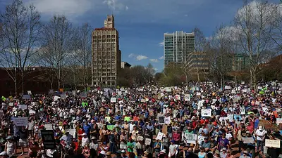 Manifestantes contra Trump se concentran en Washington y otras ciudades de EEUU Manifestantes contra Trump se concentran en Washington y otras ciudades de EEUU