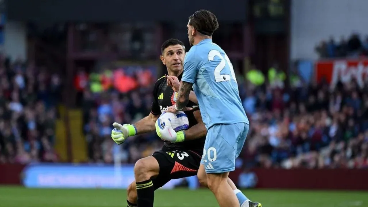 Escándalo en Inglaterra del Dibu Martínez con un rival en el triunfo del Aston Villa