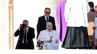 El papa Francisco realiza su primera aparición pública en el Vaticano tras su hospitalización El papa Francisco realiza su primera aparición pública en el Vaticano tras su hospitalización
