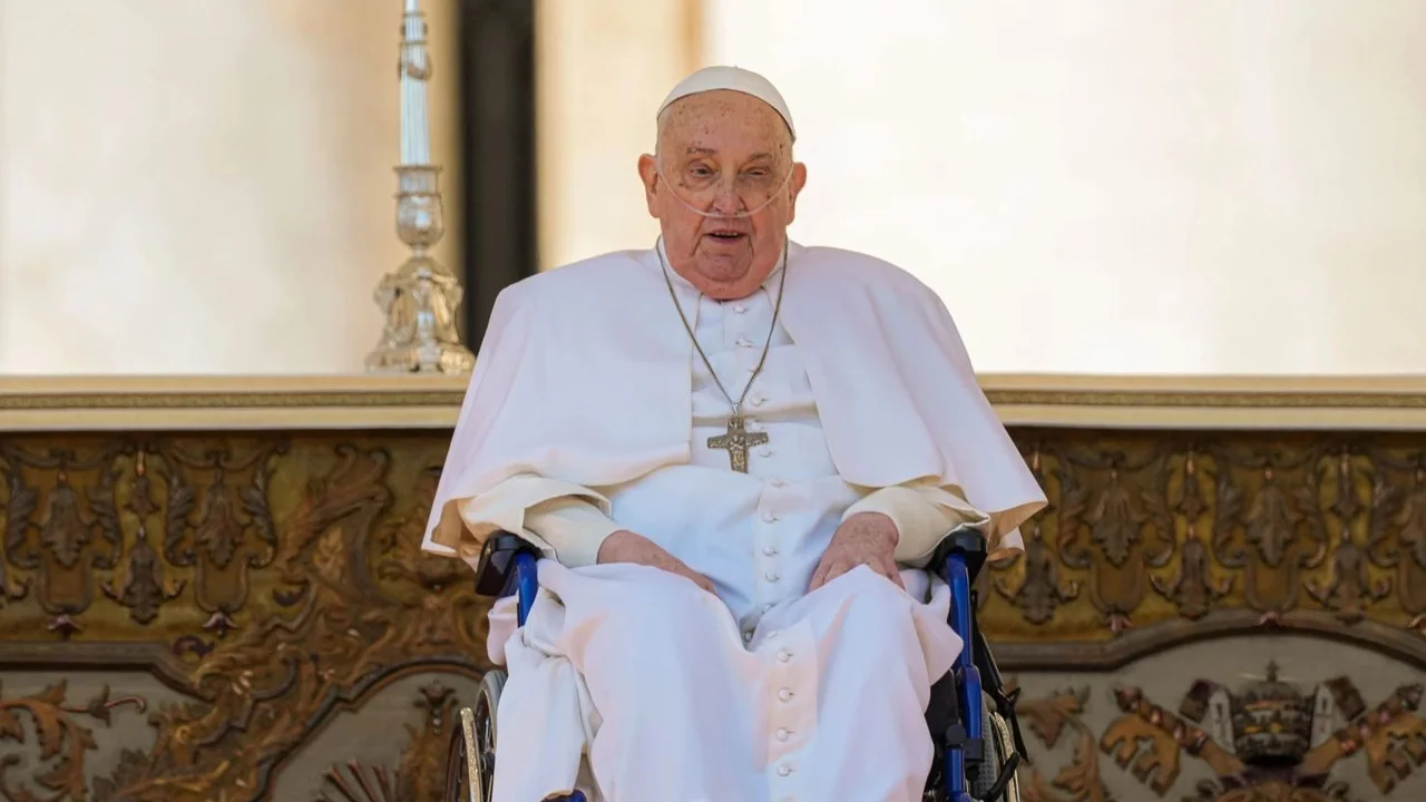 El papa Francisco reapareció por sorpresa ante los fieles en la Plaza San Pedro