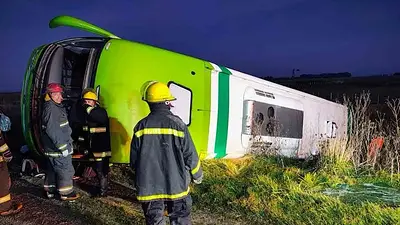 Un micro de larga distancia con 33 pasajeros volcó y, al menos, cuatro personas murieron. Un micro de larga distancia con 33 pasajeros volcó y, al menos, cuatro personas murieron.