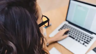 mujer escribiendo en computadora. mujer escribiendo en computadora.