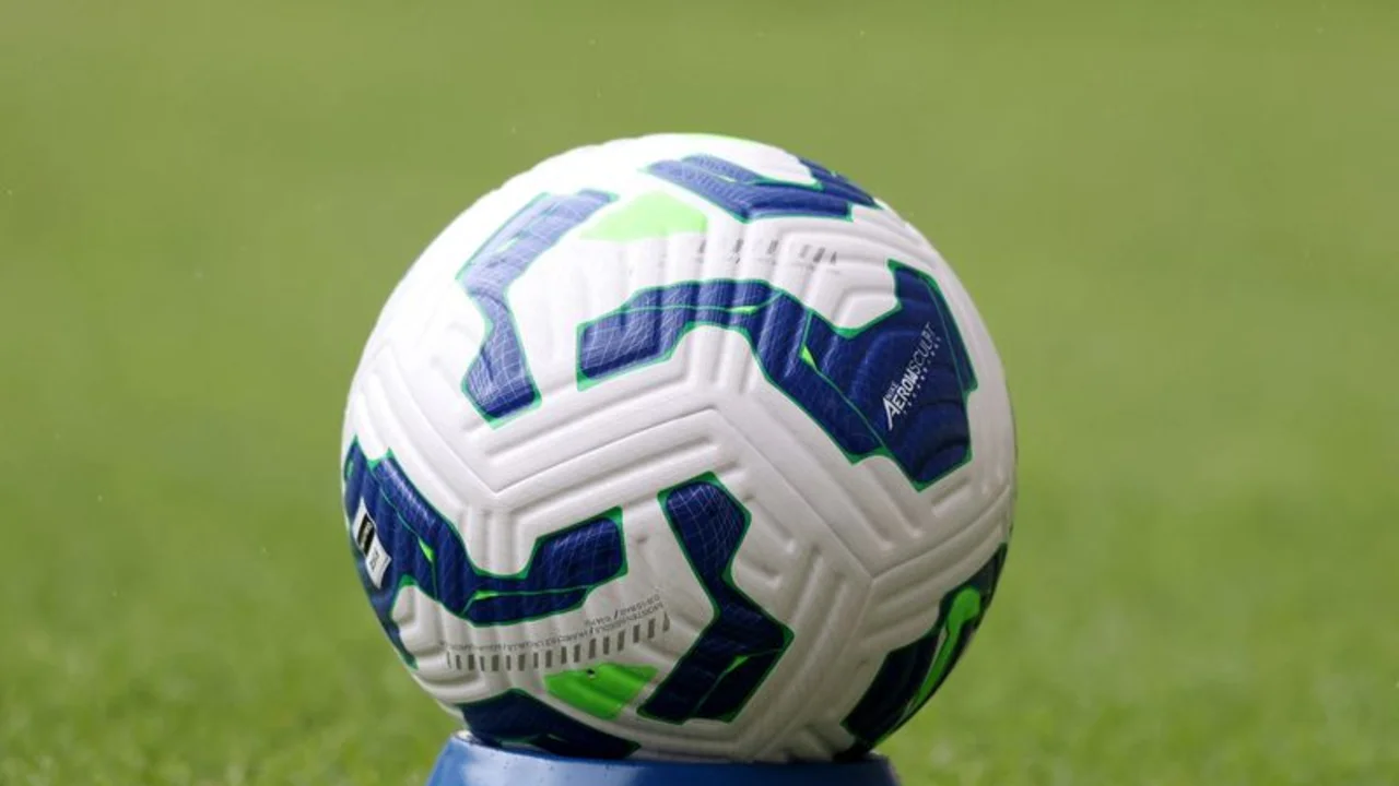La CBF ordena sancionar con tarjeta amarilla a futbolistas que se paren sobre el balón