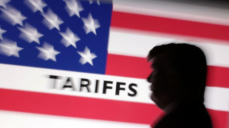 En medio del lunes negro, Trump afirma que no pausará los aranceles
