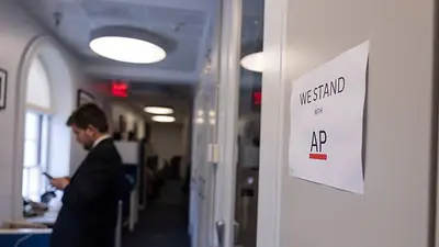 Juez levanta las restricciones de la Casa Blanca a AP mientras sigue el juicio Juez levanta las restricciones de la Casa Blanca a AP mientras sigue el juicio