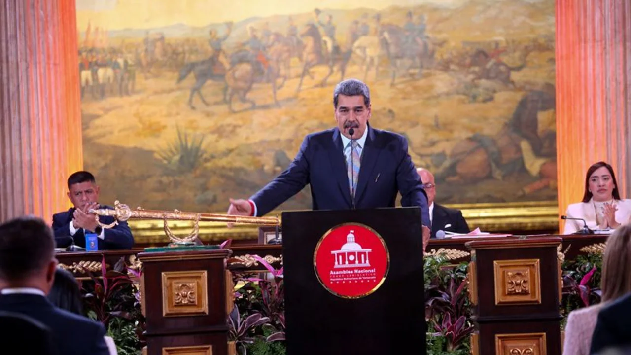 Presidente de Venezuela firma decreto estado de emergencia económica