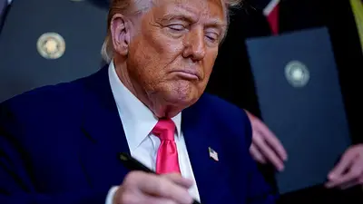 Los aranceles de Trump entran en vigor y provocan una nueva debacle en los mercados Los aranceles de Trump entran en vigor y provocan una nueva debacle en los mercados