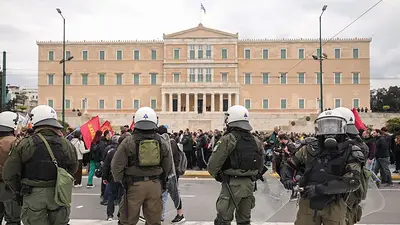 Miles de personas protestan en Atenas en una huelga que paraliza gran parte del transporte Miles de personas protestan en Atenas en una huelga que paraliza gran parte del transporte