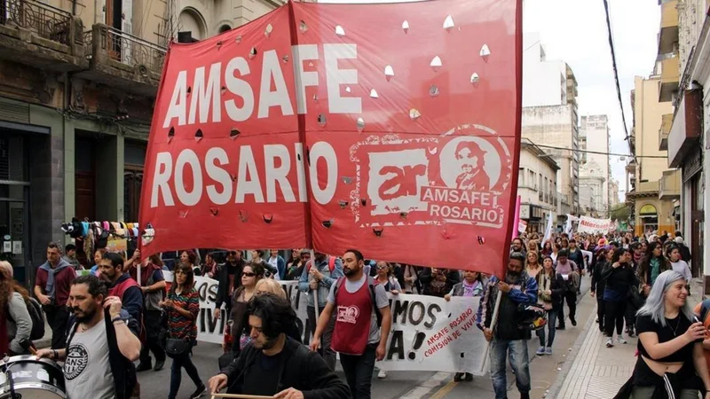 Docentes de Rosario apuntan contra Pullaro y Milei por las políticas de ajuste y recortes de derechos: "Se mueven juntos"