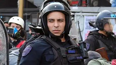 Citan a declarar al policía que gaseó a la nena de 10 años durante una marcha de jubilados Citan a declarar al policía que gaseó a la nena de 10 años durante una marcha de jubilados