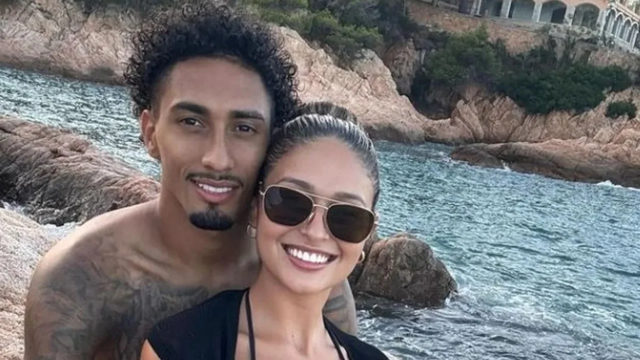  Raphinha y su novia Natalia Rodrigues.