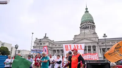 La CGT pidió "reflexión" al Gobierno en una marcha masiva frente al Congreso La CGT pidió "reflexión" al Gobierno en una marcha masiva frente al Congreso