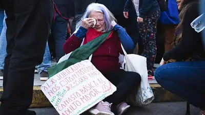 Jubilada en una manifestación. Jubilada en una manifestación.