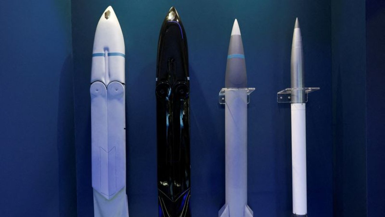 Trump firma decreto para facilitar exportaciones de armas de EEUU