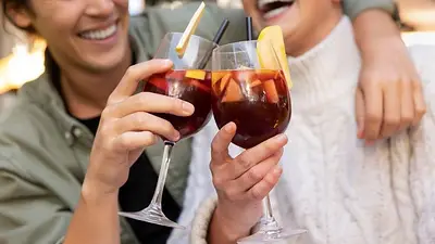 Dos personas con tragos. Dos personas con tragos.