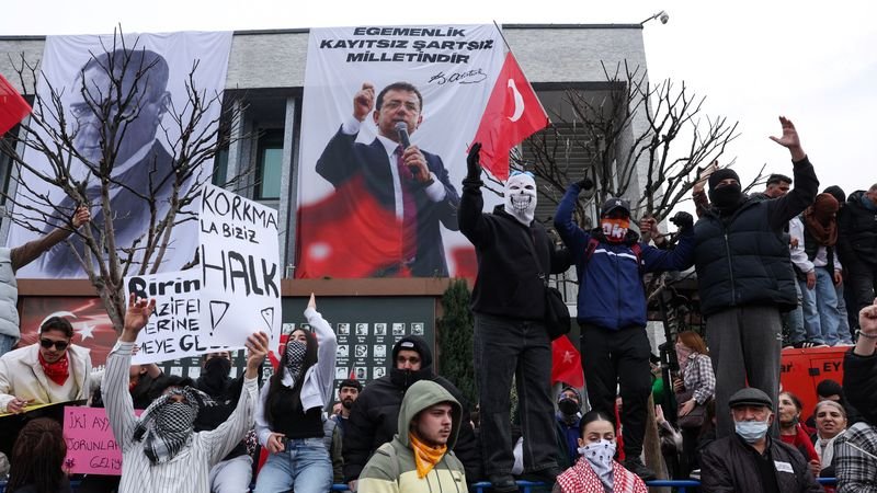 Turquía detiene a dos importantes periodistas en redadas matutinas