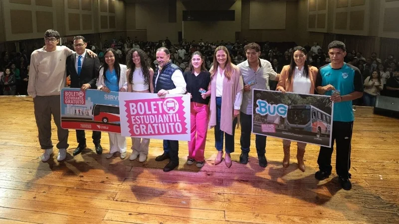 Compromiso educativo: Quintela encabezó la entrega de tarjetas para el Boleto Universitario Gratuito riojano
