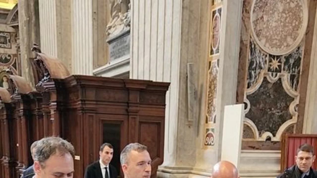Papa Francisco viste pantalones negros y no atuendo papal en su visita sorpresa a San Pedro