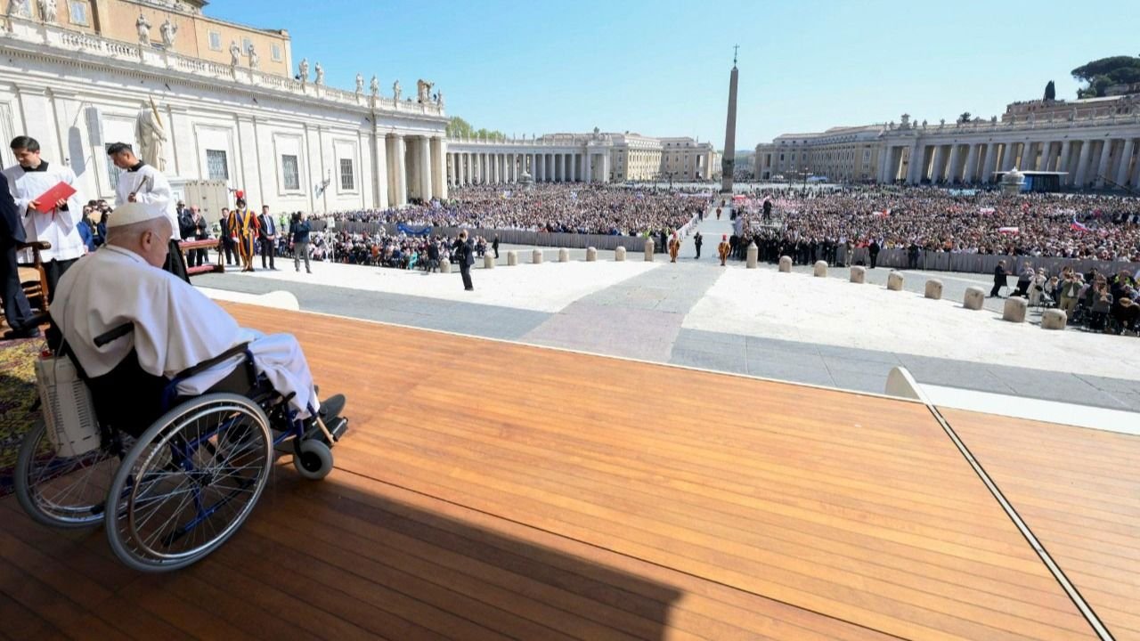 El Papa volvió a sorprender: apareció con un poncho en la Basílica de San Pedro