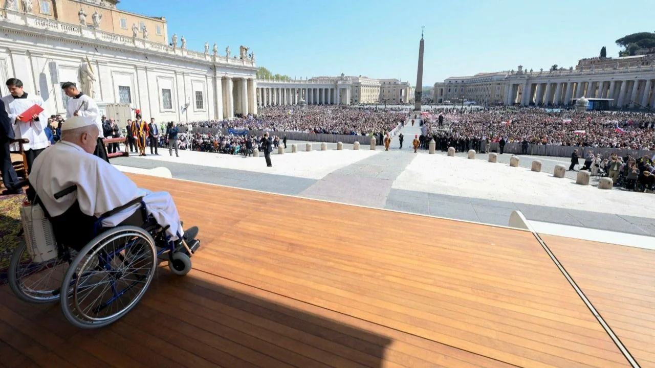 El Papa volvió a sorprender: apareció con un poncho en la Basílica de San Pedro
