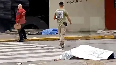 Tragedia en Parque Chacabuco: lo apuñalaron y cuando se escapaba atropelló a una mujer que murió en el acto Tragedia en Parque Chacabuco: lo apuñalaron y cuando se escapaba atropelló a una mujer que murió en el acto