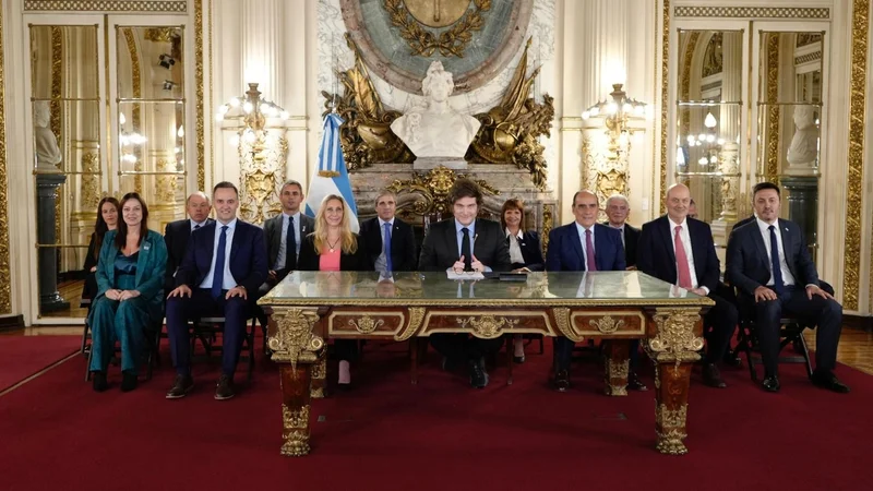 Javier Milei y su gabinete
