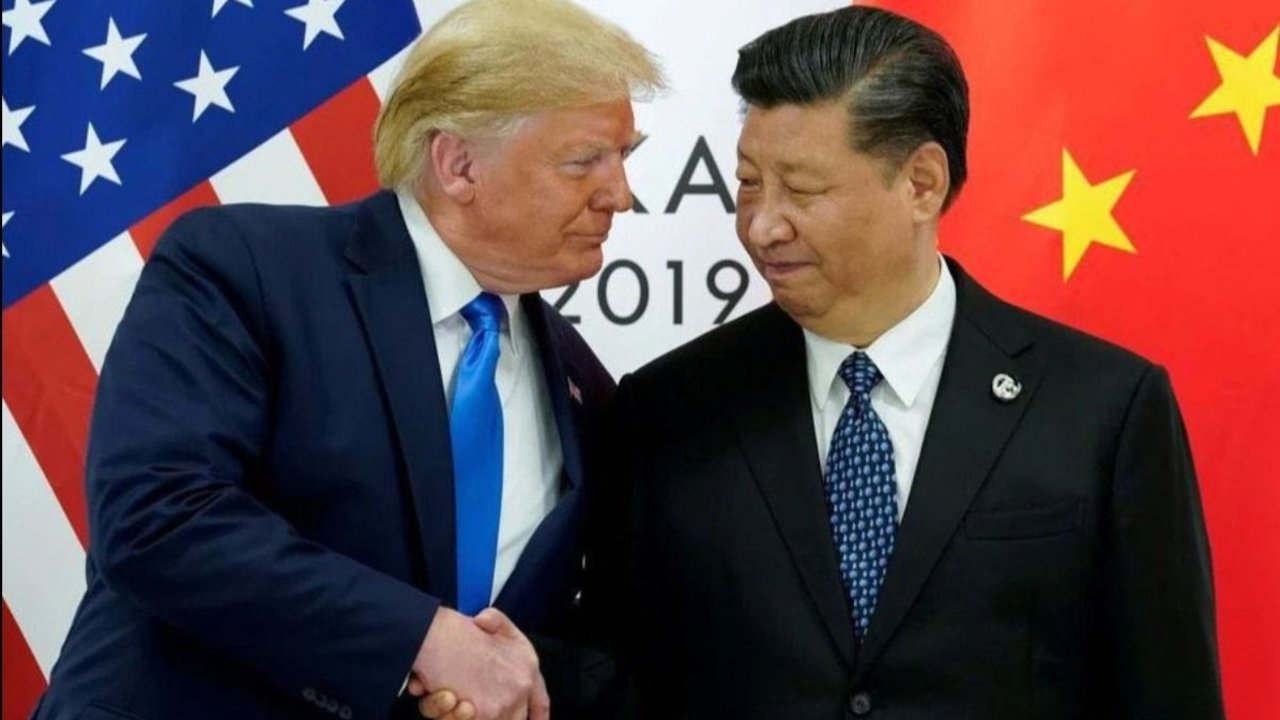 Trump y una nueva marcha atrás: eximió de aranceles a smartphones, Iphones y monitores