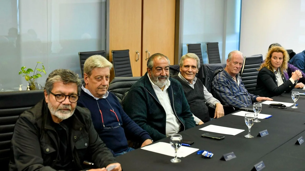 Pese al DNU de Milei contra la limitación al derecho de huelga, en la CGT no hay clima de paro