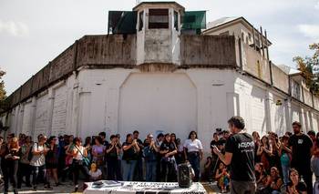 Llenar de libros las paredes de Devoto: protestan por el derecho a estudiar | Seguridad y educación públicas