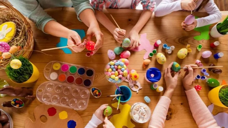 Nenes pintando huevos de Pascua.