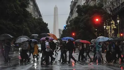 Personas con paraguas Personas con paraguas