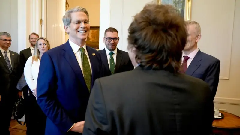 Apenas lanzada la guerra comercial de Trump, Milei recibió con honores al secretario del Tesoro de EE.UU., Scott Bessent.