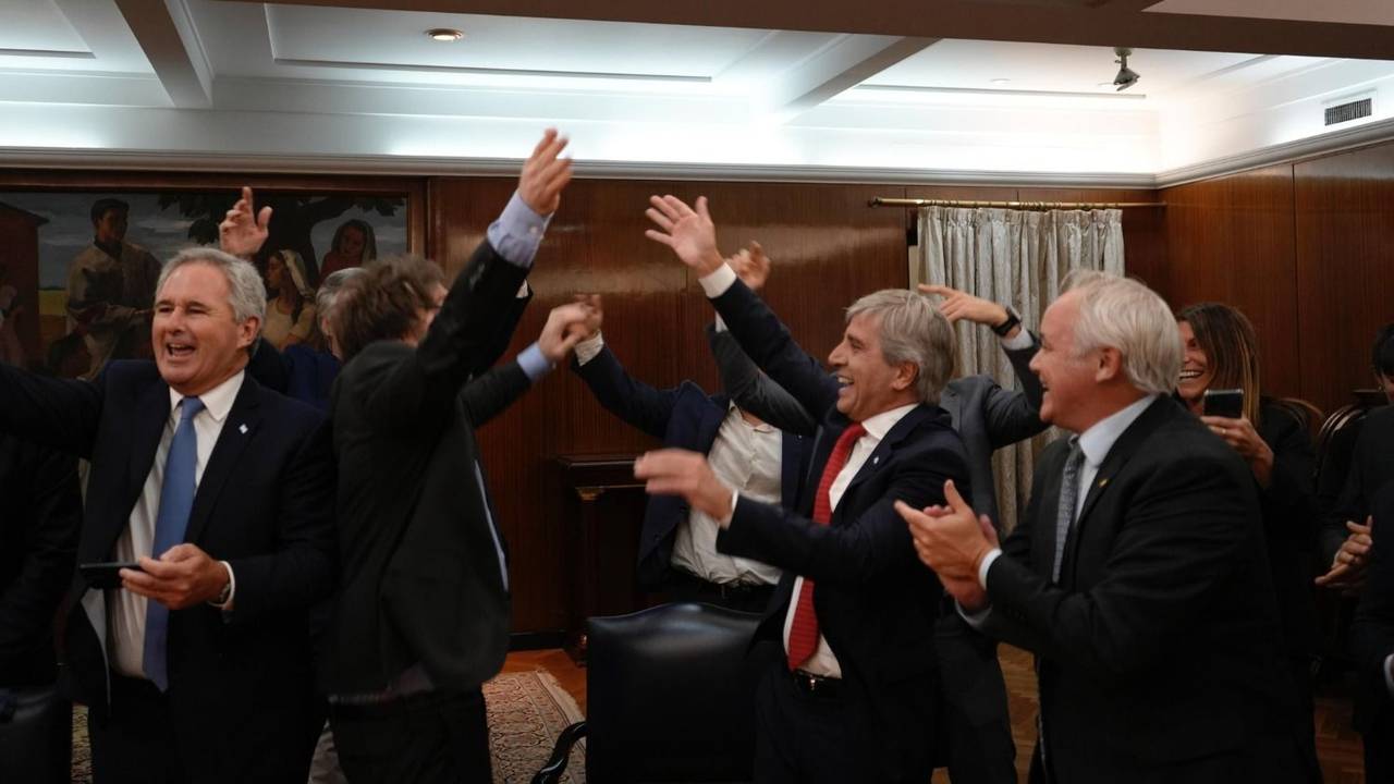 En marzo, el Gobierno ajustó Educación, Programas Sociales y Subsidios para pagar deuda